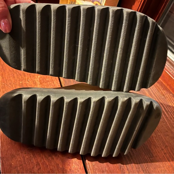 Yeezy slides in onyx - Picture 3 of 5